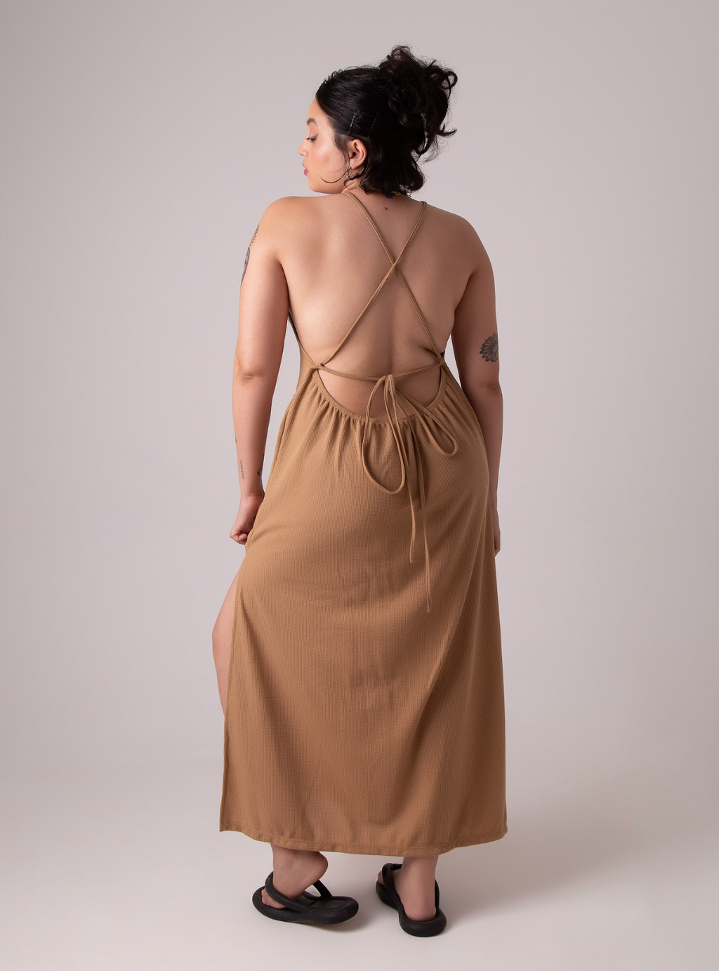 vestido comfy | vestido costas abertas com fenda lateral