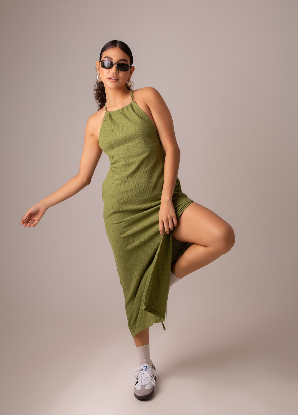 vestido comfy | vestido costas abertas com fenda lateral