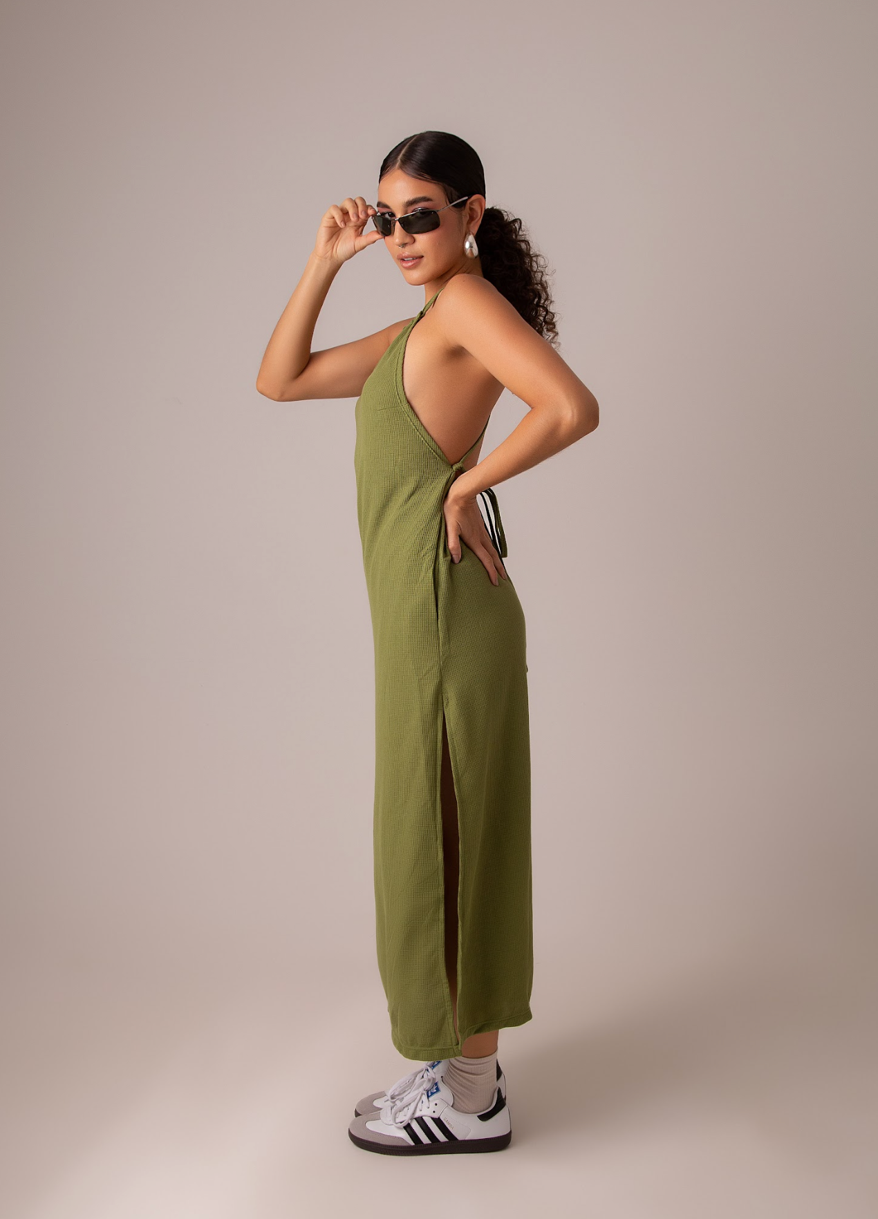 vestido comfy | vestido costas abertas com fenda lateral