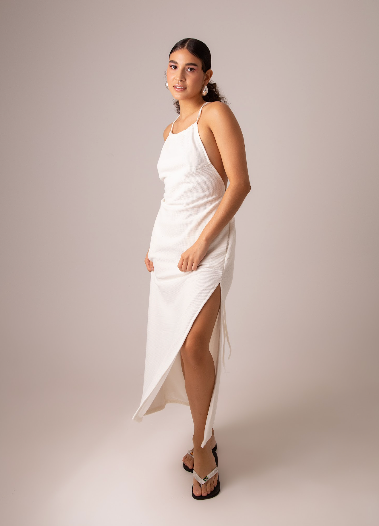 vestido comfy | vestido costas abertas com fenda lateral