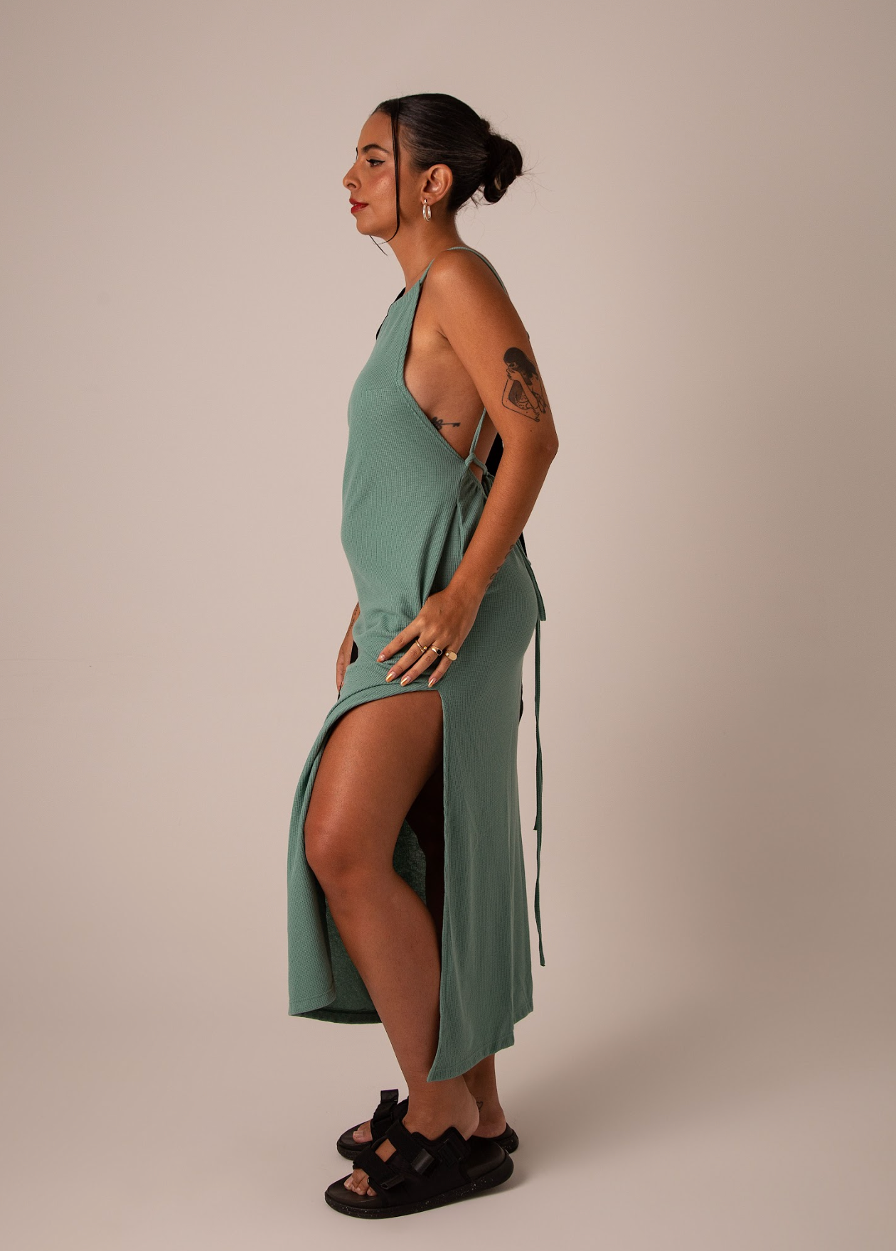 vestido comfy | vestido costas abertas com fenda lateral