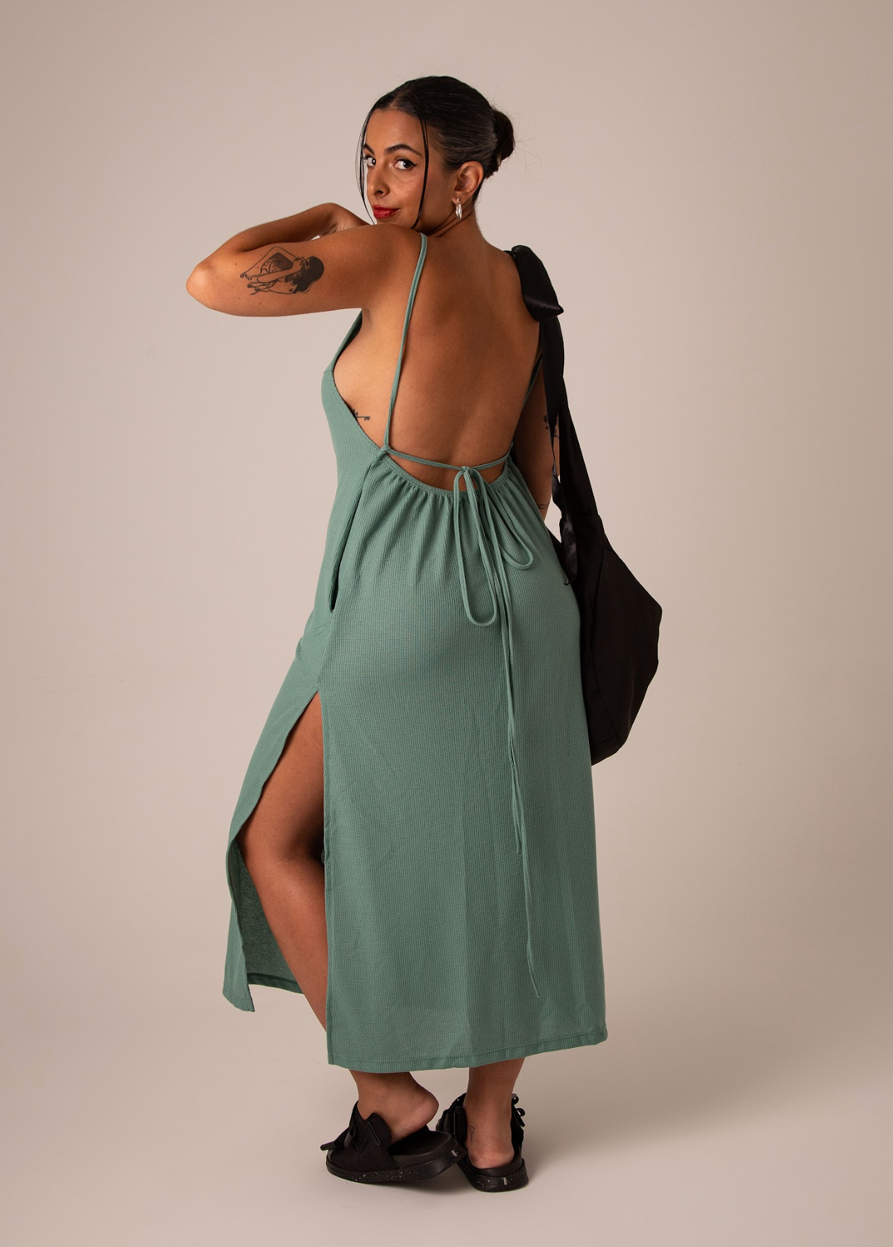 vestido comfy | vestido costas abertas com fenda lateral