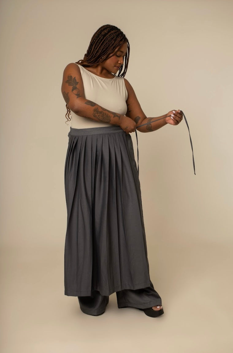 calça saia plissada collab frida & lela