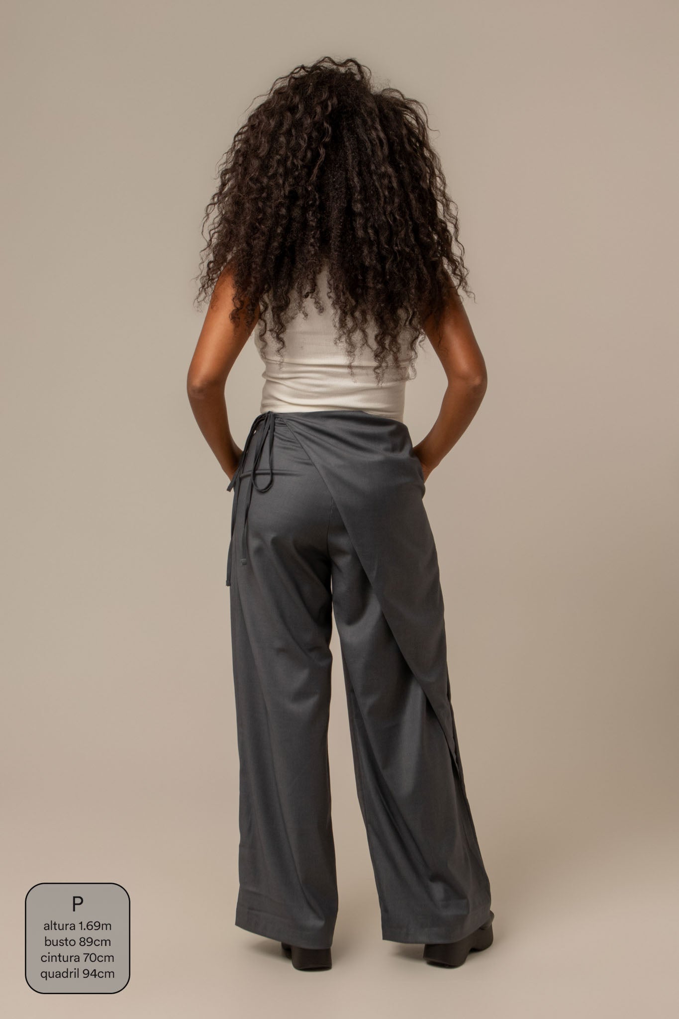 calça-saia de alfaiataria chefa