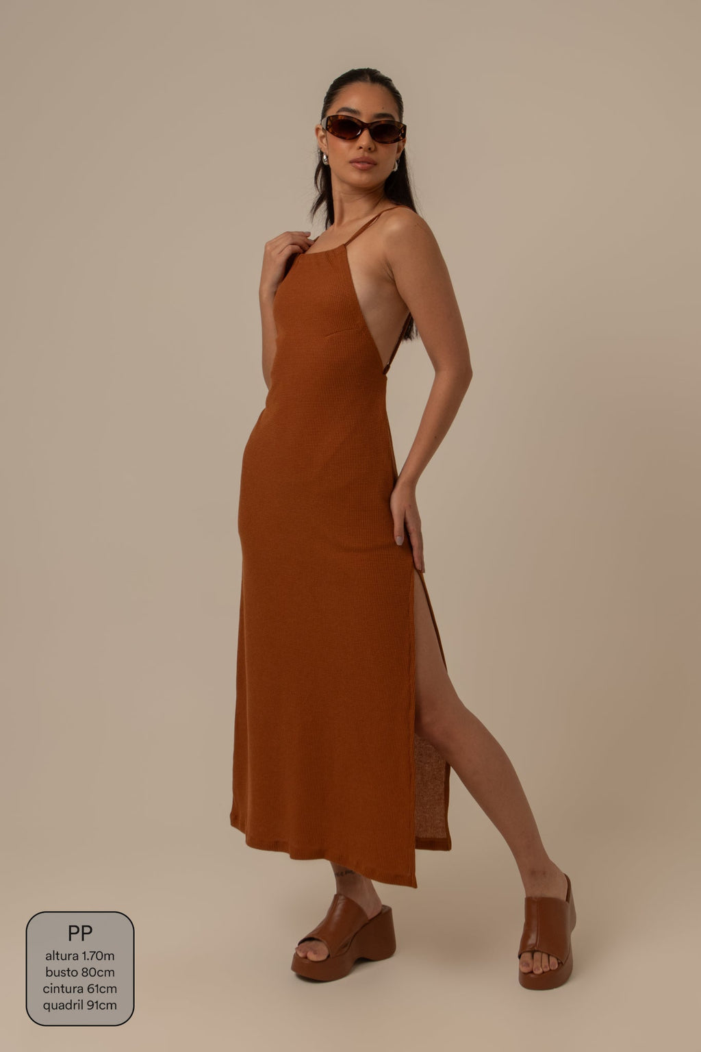 vestido comfy | vestido costas abertas com fenda lateral