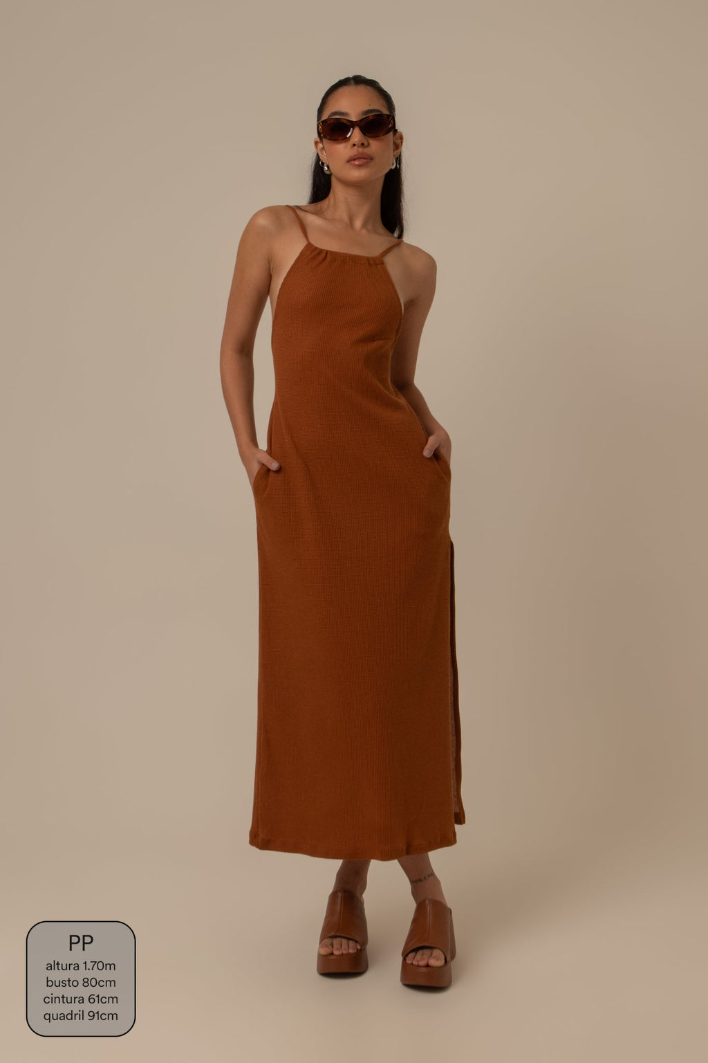 vestido comfy | vestido costas abertas com fenda lateral