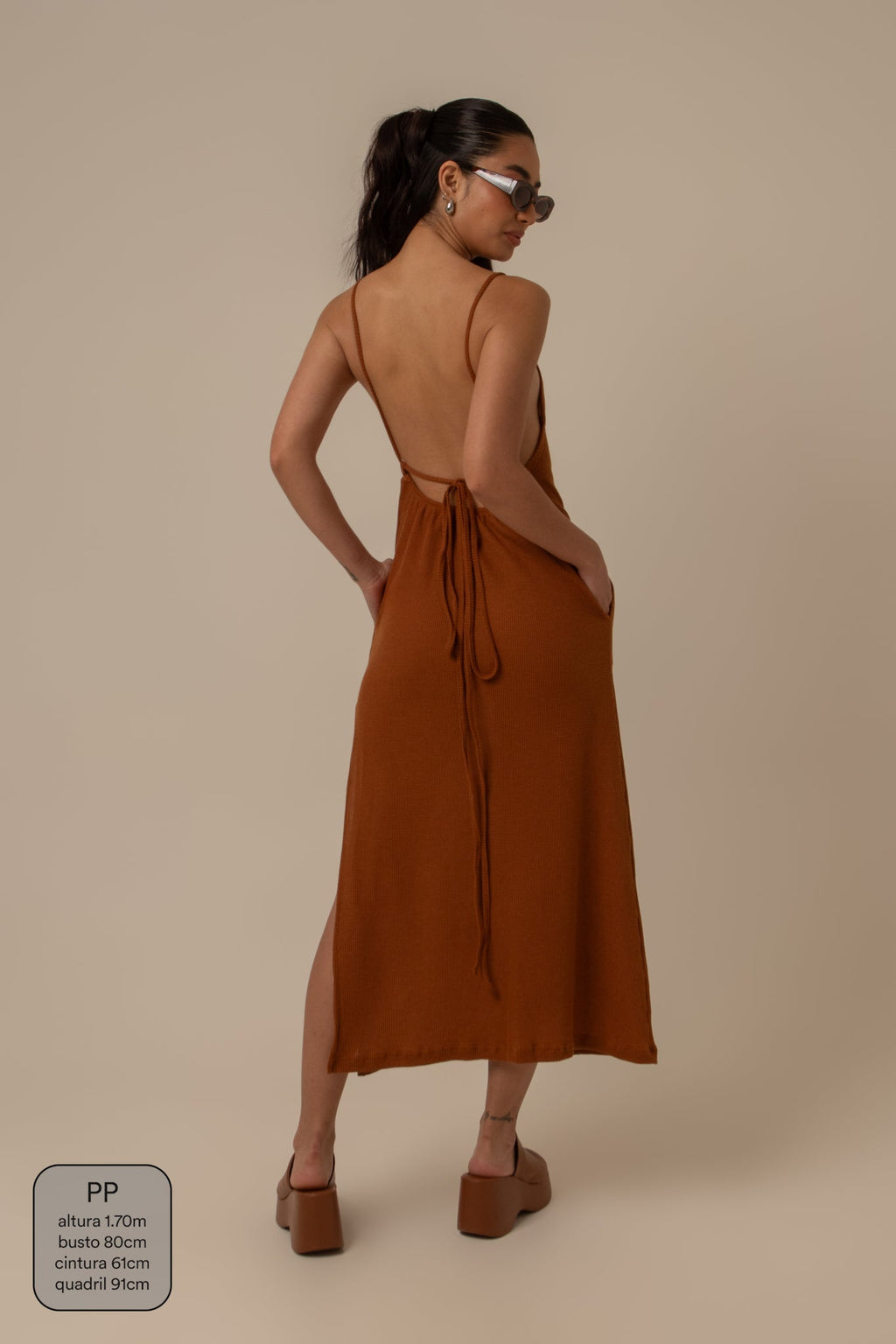 vestido comfy | vestido costas abertas com fenda lateral