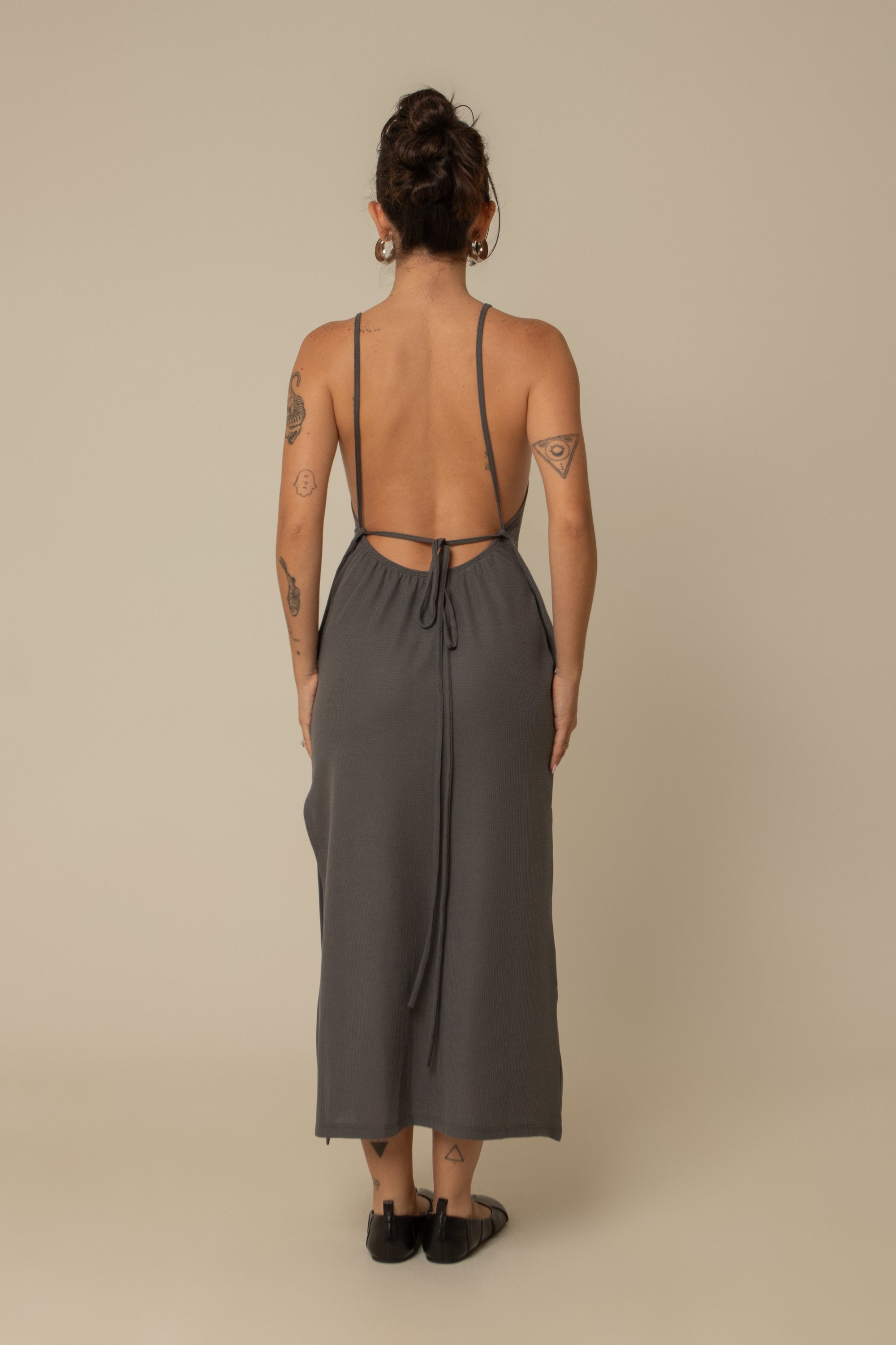 vestido comfy | vestido costas abertas com fenda lateral