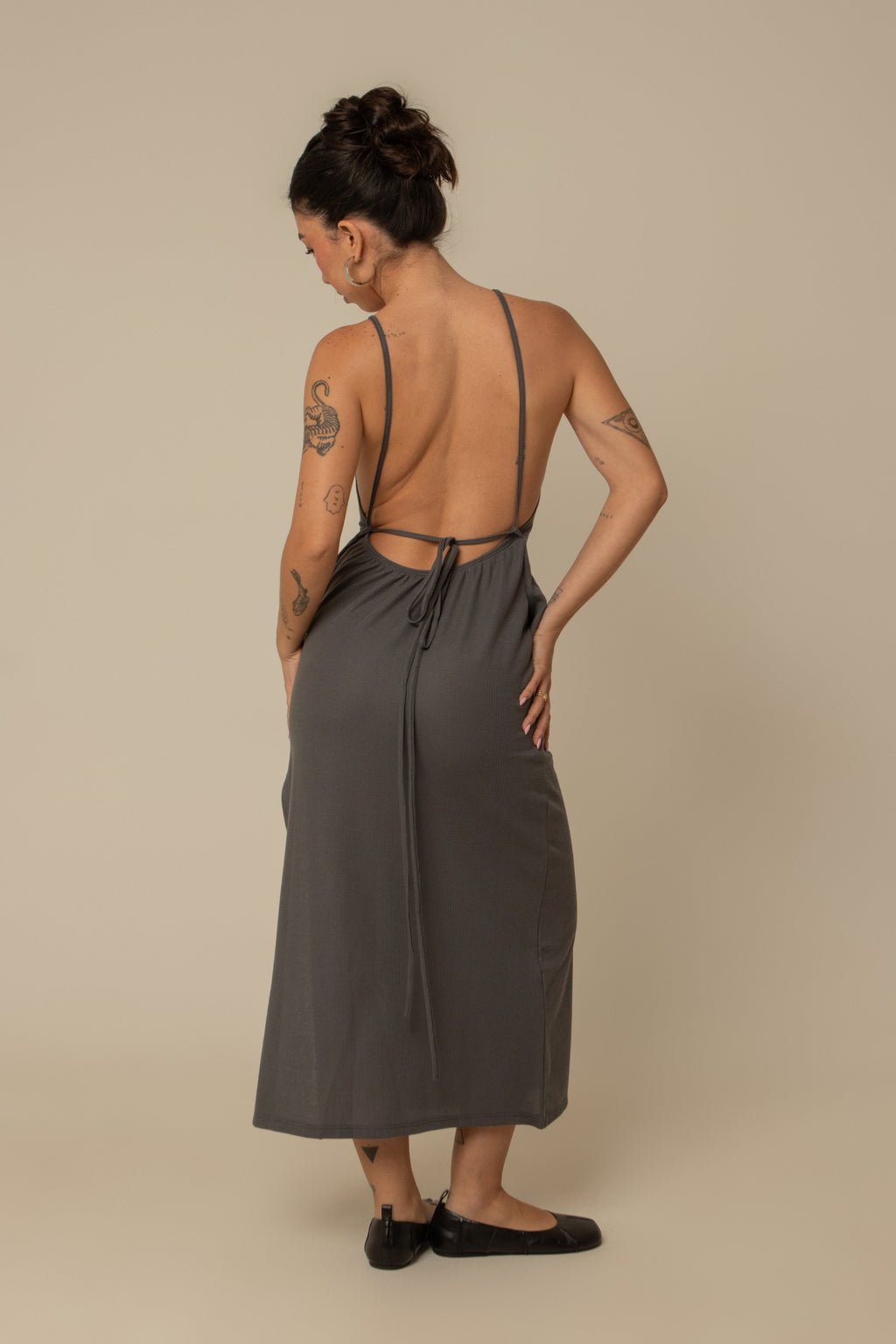 vestido comfy | vestido costas abertas com fenda lateral