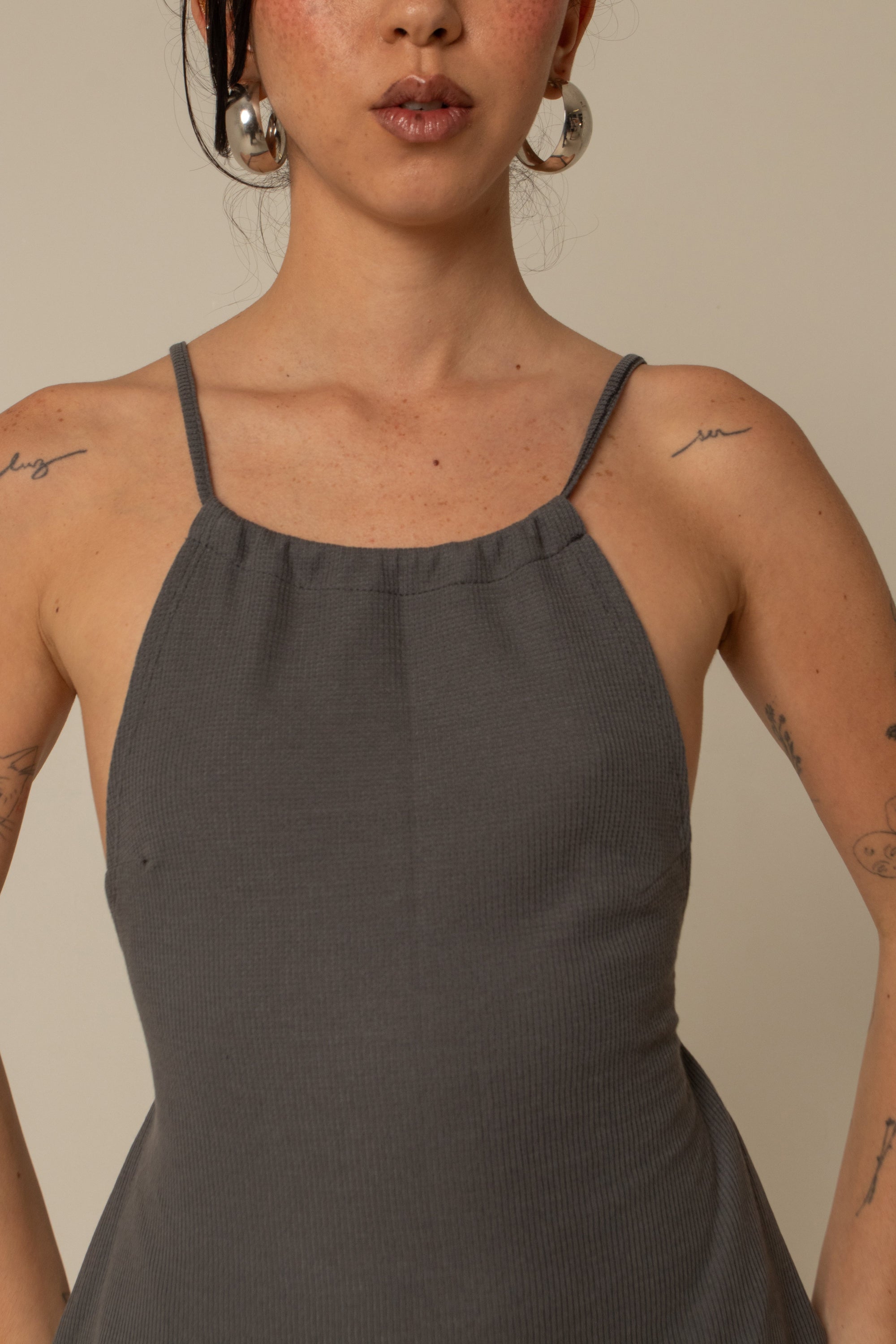 vestido comfy | vestido costas abertas com fenda lateral